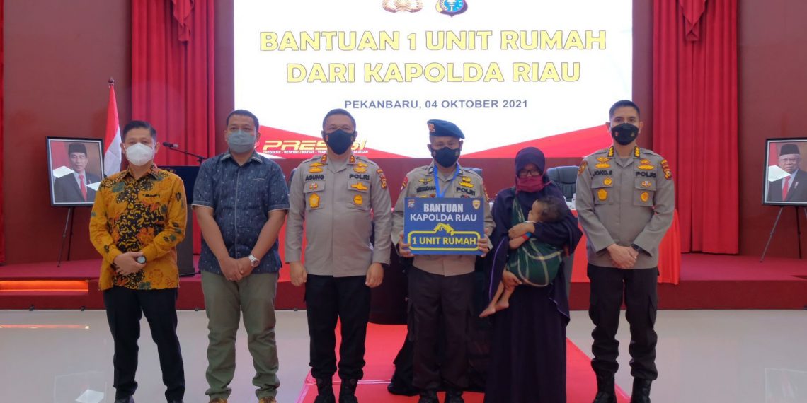 Tangis Haru Anggota Brimob ini, Jelang Masa Pensiun Diberi Rumah oleh Kapolda Riau