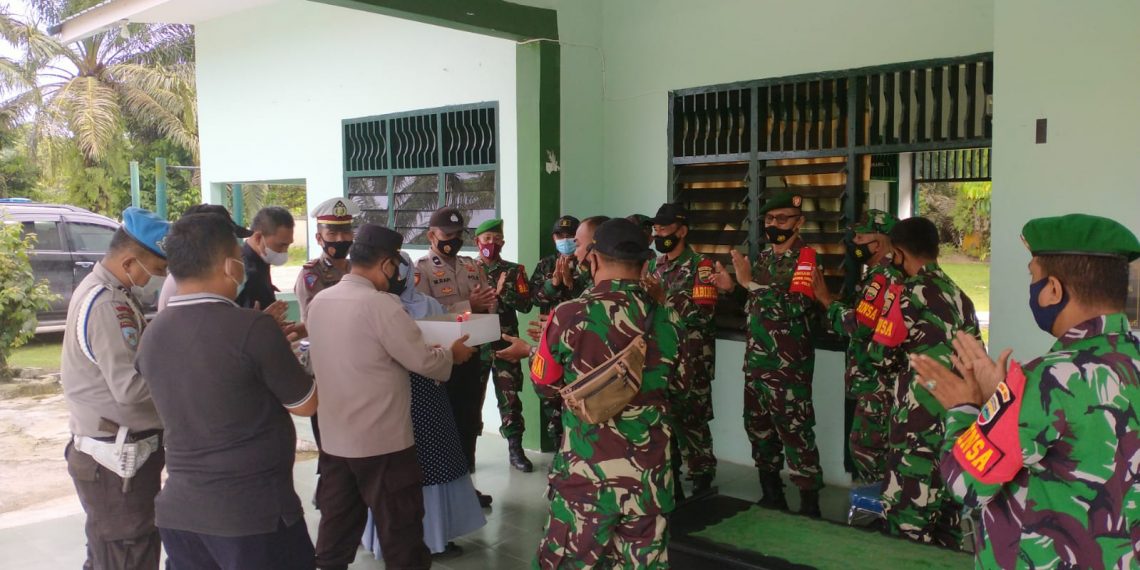 Personel Polsek Tapung Beri Surprise HUT TNI ke-76 Untuk Anggota Koramil 16 Tapung