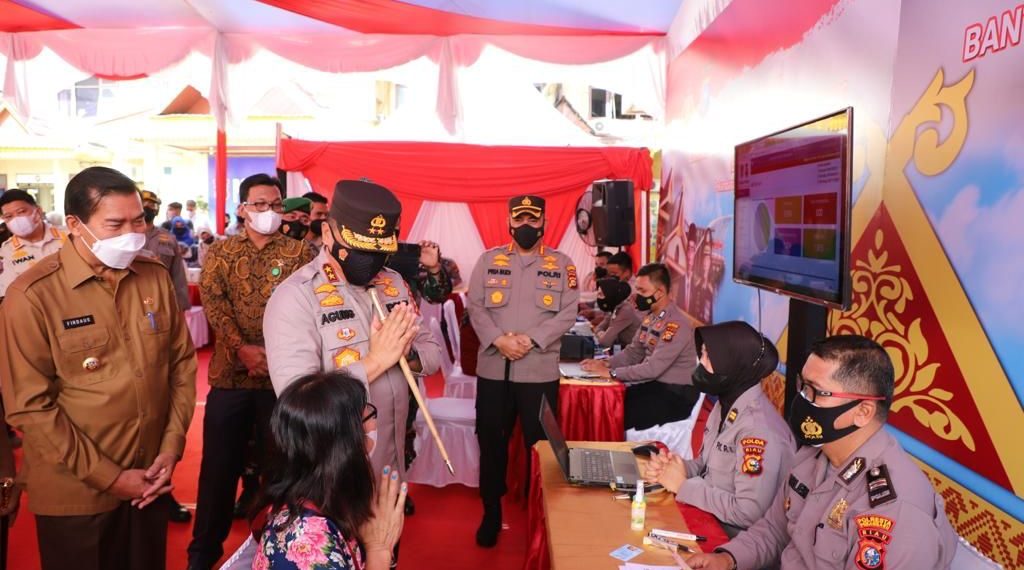 Kapolda Riau Didampingi Walikota Pekanbaru Salurkan Bantuan Tunai Pedagang Kaki Lima dan Warung