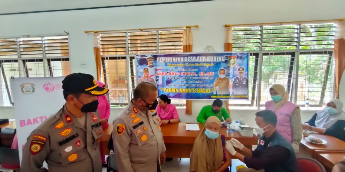 Gerai Vaksin Polres Kampar Lakukan Vaksinasi Didaerah Terpencil Desa Aur Kuning
