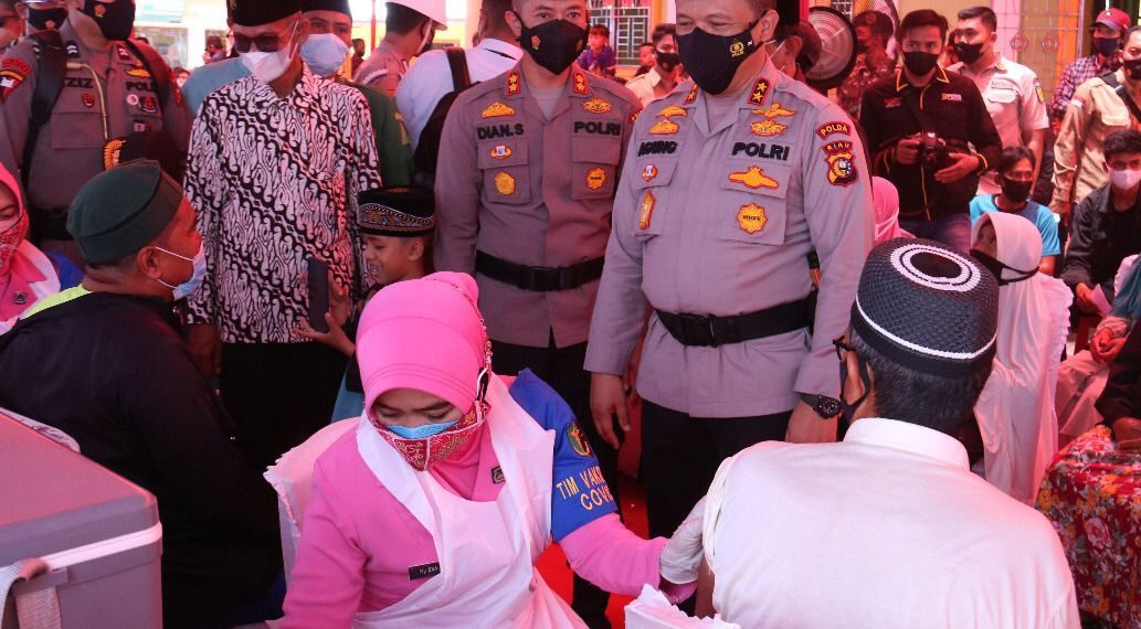 Kapolda Riau Serahkan 1500 Dosis Vaksin, Bansos dan Bantuan Untuk Masjid Saat Kunker ke Inhil