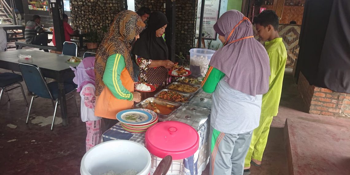 Jumat Barokah Satreskrim Polres Kampar, Sediakan 200 Porsi Makan Siang Gratis Untuk Dhuafa