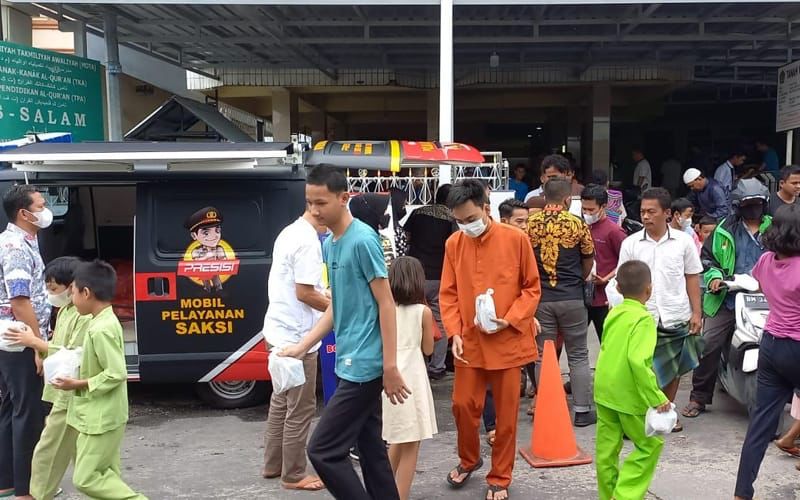 Jumat Barokah Ditreskrimum Polda Riau, Berbagi Nasi Bungkus Dengan Warga Masyarakat