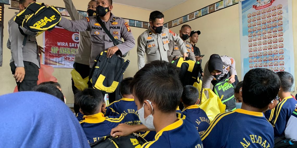 Alumni SIP Resimen Wira Satya Adhipradana Polda Riau, Bagikan Tas Sekolah di SD Al-Hidayah