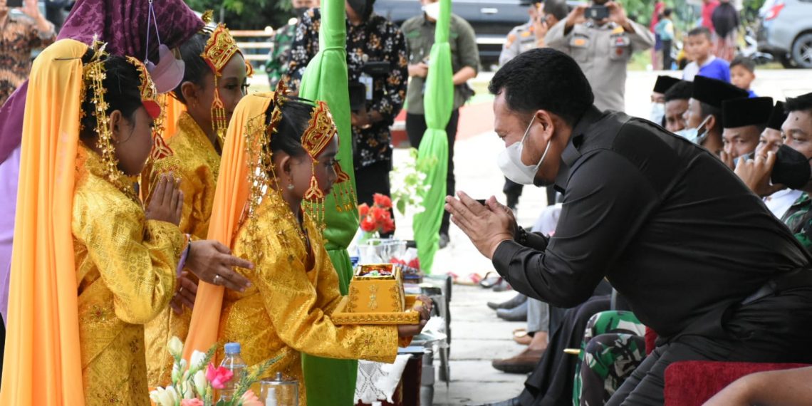 Komit Pelayanan Kesehatan , Kembali Bupati Kampar Serahkan 3 Unit Ambulance Desa.