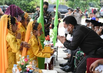 Komit Pelayanan Kesehatan , Kembali Bupati Kampar Serahkan 3 Unit Ambulance Desa.