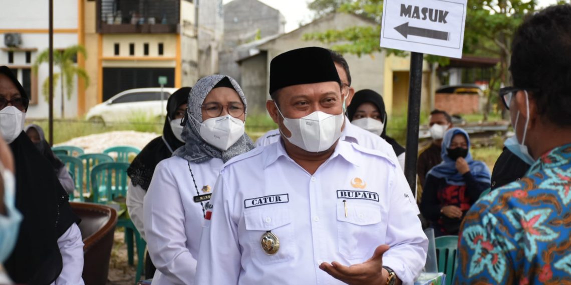 Bupati Kampar Tinjau langsung Pilkades Serentak di beberapa Kecamatan.