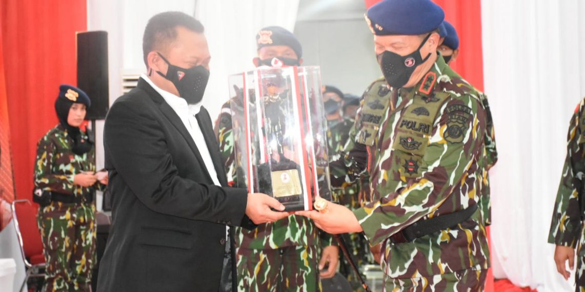 Hut ke-76 Korps Brimob Polri, Bupati Kampar Terima Penghargaan dari Kapolda Riau.