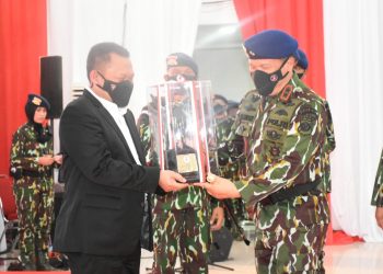 Hut ke-76 Korps Brimob Polri, Bupati Kampar Terima Penghargaan dari Kapolda Riau.
