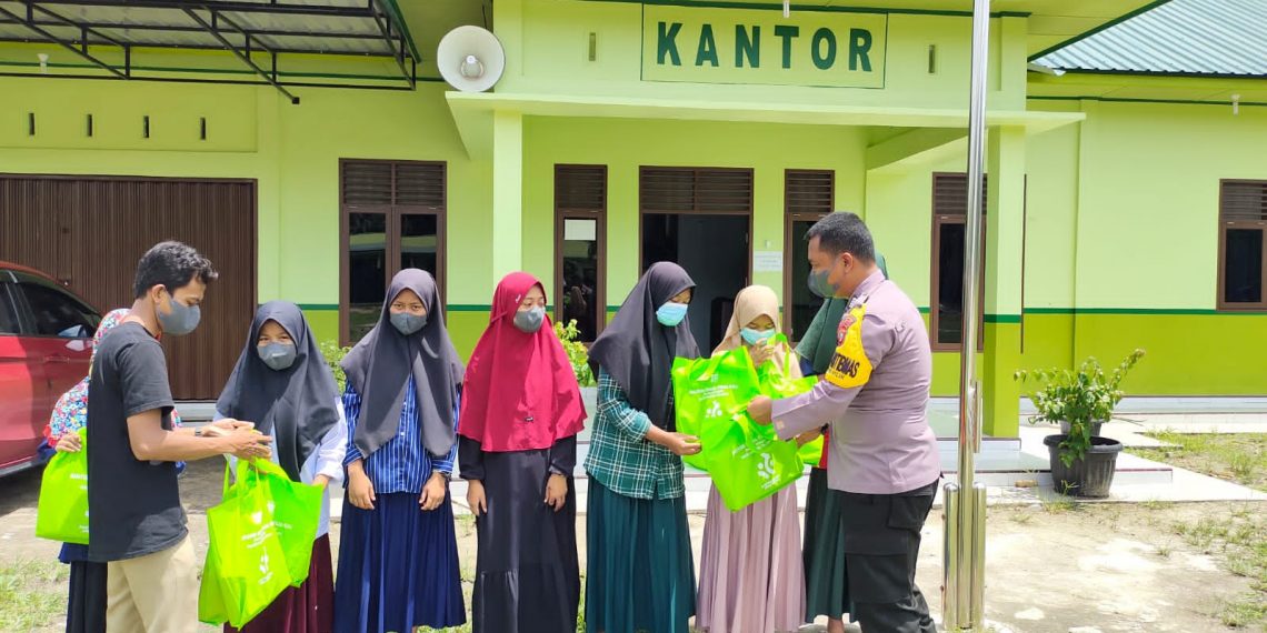 Polsek Tapung Hilir Salurkan Paket Bantuan Peralatan Ibadah dan Peralatan Mandi Untuk Para Santri