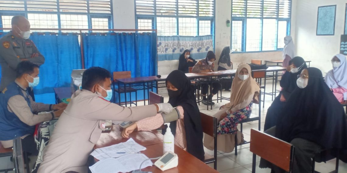 Gerai Vaksin Polres Kampar Gelar Vaksinasi di Ponpes Daarun Nahdhah Thawalib Bangkinang