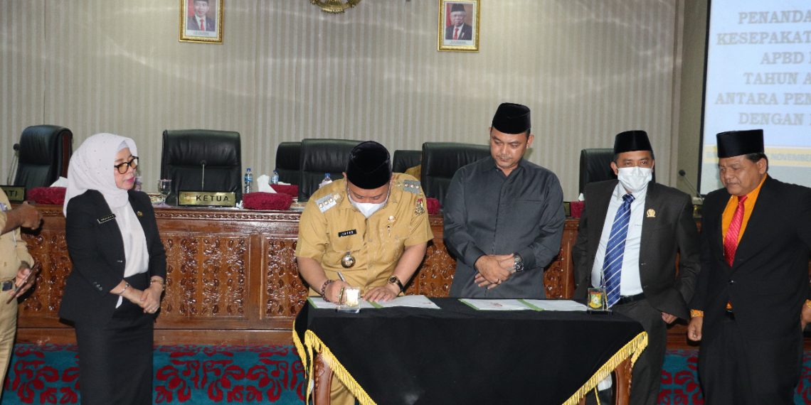 Ketua DPRD Kampar Bersama Bupati Kampar Tandatangani MoU Kebijakan Umum Anggaran Plafon Prioritas Anggaran Sementara (KUA-PPAS) APBD Kampar T.A. 2022