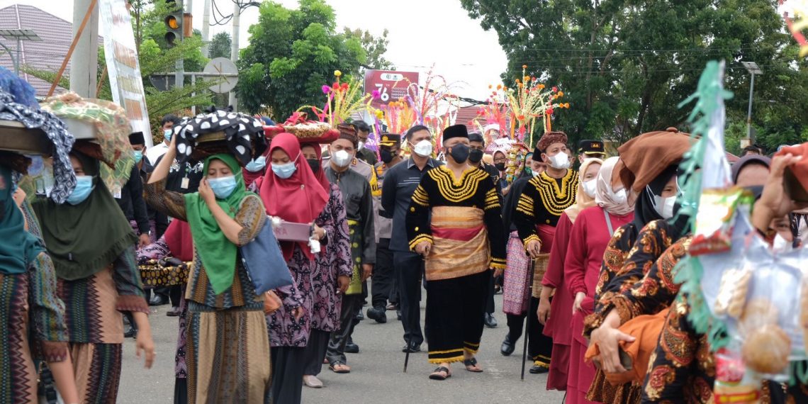 Kapolda Riau Terima Gelar Kehormatan Datuak Bandaro Alam Dari Pemangku Adat Kab. Kuansing