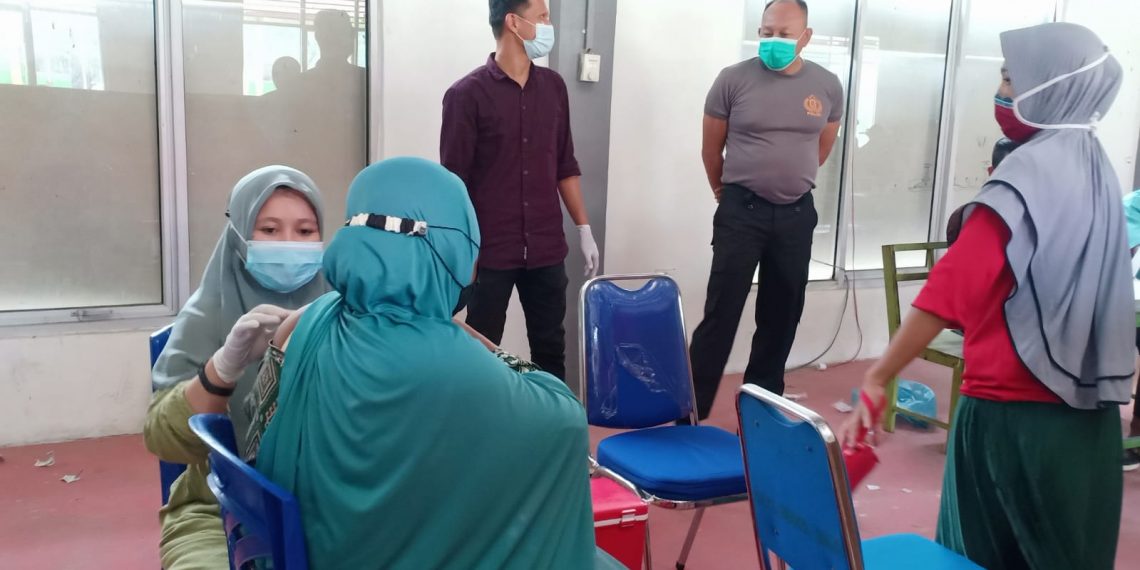 Ratusan Santri Ikuti Vaksinasi yang Digelar Polres Kampar di Ponpes Nurul Iman Desa Sumber Makmur