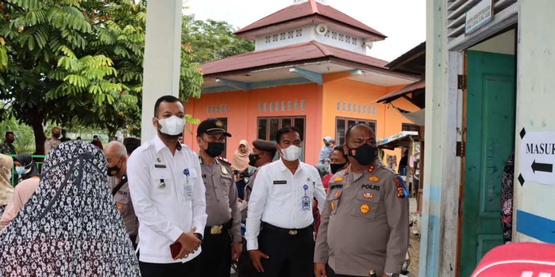 Pastikan Pilkades Berjalan Aman dan Lancar, Kapolres Kampar Tinjau Pemungutan Suara di TPS