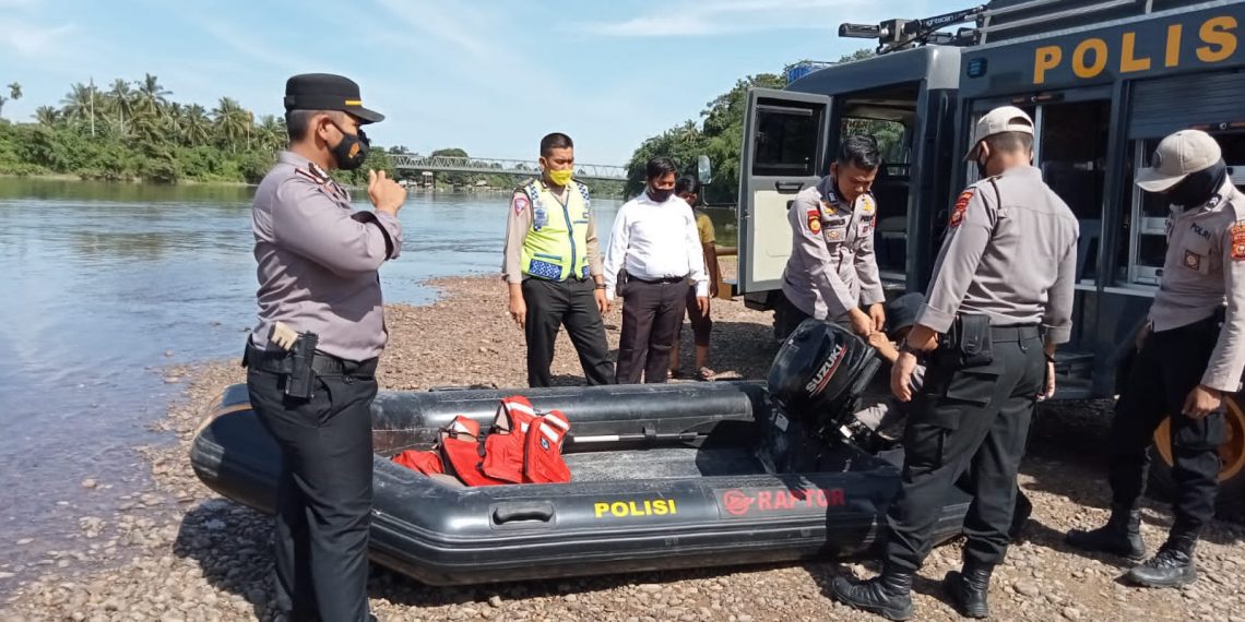 Kapolsek Bangkinang Barat Pimpin Pencarian Korban Tenggelam di Sungai Kampar Bersama BPBD Kampar