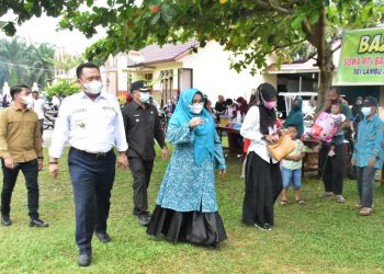 Pilkades Serentak, Bupati Kampar dan Isteri Lakukan Pencoblosan di TPS 22 Sei Lembu Makmur.