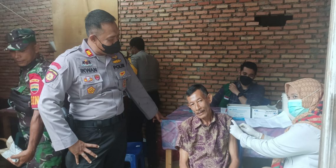 Tim Puskesmas Salo Didampingi Anggota Polres Kampar, Gelar Vaksinasi di Wisata Sungai Gelombang