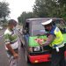Himbau Masyarakat Patuhi Protkes, Polantas Polres Kampar Bagikan Stiker “Ayo Pakai Masker”