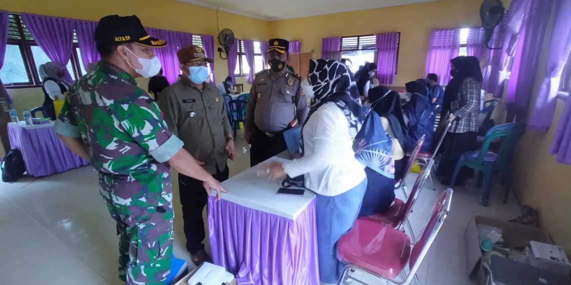 Poliklinik Polres Kampar Bersama UPT Puskesmas Petapahan Gelar Vaksinasi di Desa Indrapuri Tapung