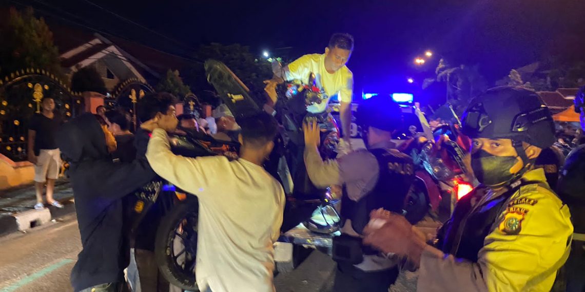 Saat Patroli, Tim TEMBAK Polres Kampar Bantu Korban Laka dan Amankan 3 Motor Pelaku Balap Liar