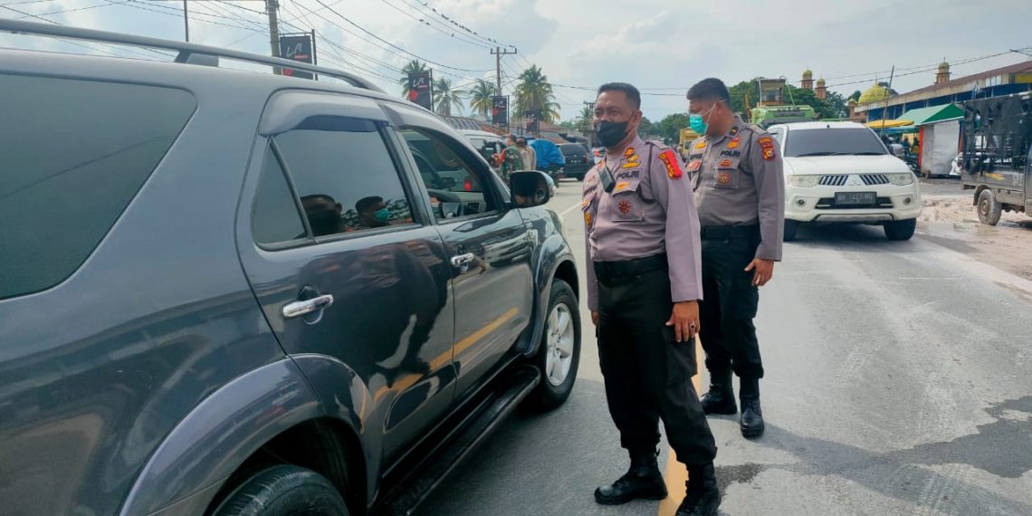 Polres Kampar Cek Warga yang Sudah atau Belum Vaksin di Pasar Kuok