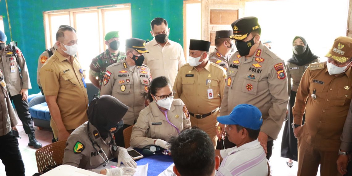 Kapolda Riau Kunjungi Desa Batang Batindih di Kampar, Tinjau Pelaksanaan Vaksinasi Serentak