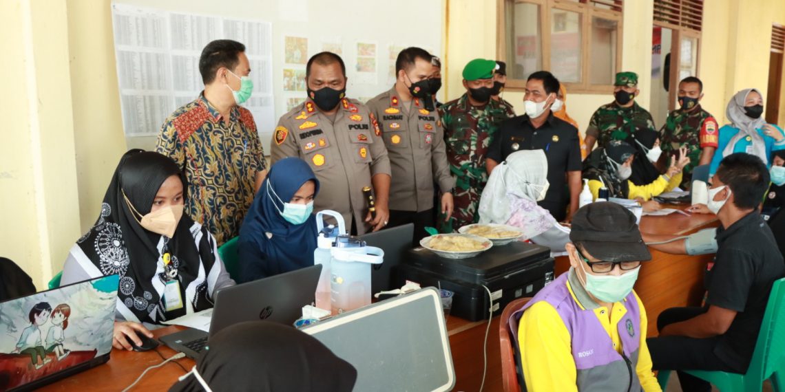 Pastikan Telah Berjalan Dengan Baik, Kapolres Kampar Tinjau Vaksinasi di Desa Sialang Kubang Kec. Perhentian Raja