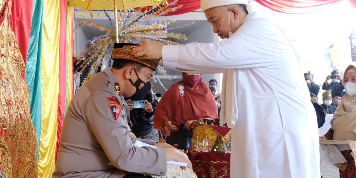 Forum Komunikasi Pemuka Masyarakat Riau (FKPMR) Gelar Tradisi Tepuk Tepung Tawar Untuk Kapolda Riau Irjen Muhammad Iqbal