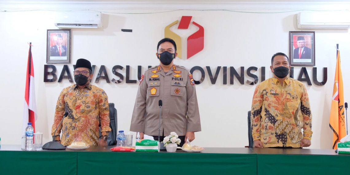 Kapolda Riau Irjen Iqbal Dalam Silaturahmi Dengan Bawaslu : Dua Integritas Karakter Harus Berjalan Seimbang