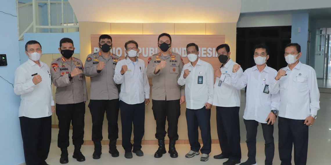 Berkunjung ke RRI Pekanbaru, Kapolda Riau Irjen Iqbal Bernostalgia
