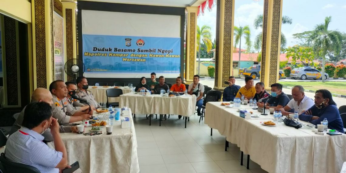 Duduk Basamo Sambil Ngopi, Kapolres Kampar Dengan Kawan-kawan Wartawan