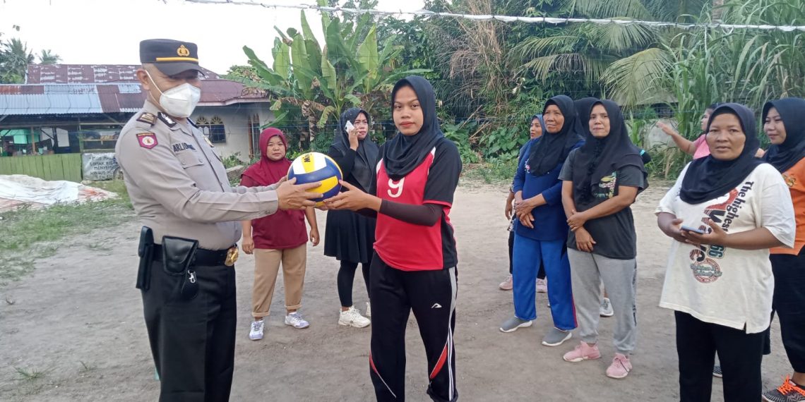 Kapolres Kampar Sumbang Bola Volley Kepada Emak-emak Yang Rajin Berolahraga di Desa Binuang
