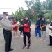 Kapolres Kampar Sumbang Bola Volley Kepada Emak-emak Yang Rajin Berolahraga di Desa Binuang