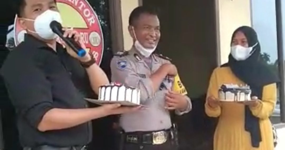Bhabinkamtibmas Desa Pangkalan Baru Polsek Siak Hulu,” Dapat kejutan dari warga”