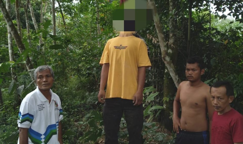 Heboh! Pemancing Temukan Pria Gantung Diri di Pohon Karet