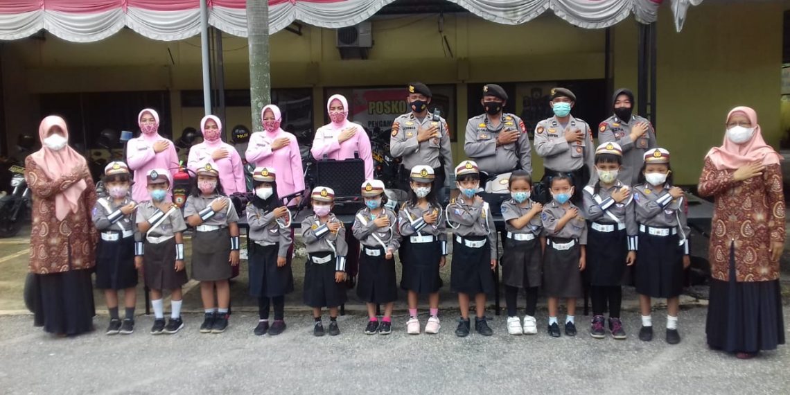 Murid TK Kemala Bhayangkari 6 Bangkinang Kunjungi Samapta Polres Kampar