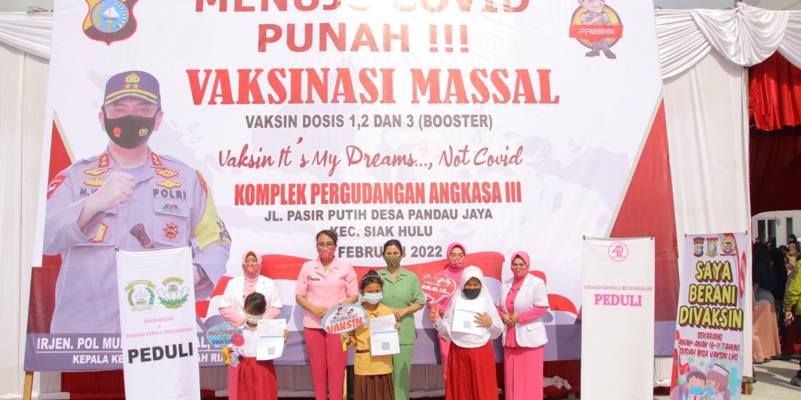 Hadiri Vaksinasi Massal Serentak di Siak Hulu, Ny. Beatrick Rido Berikan Motivasi dan Edukasi