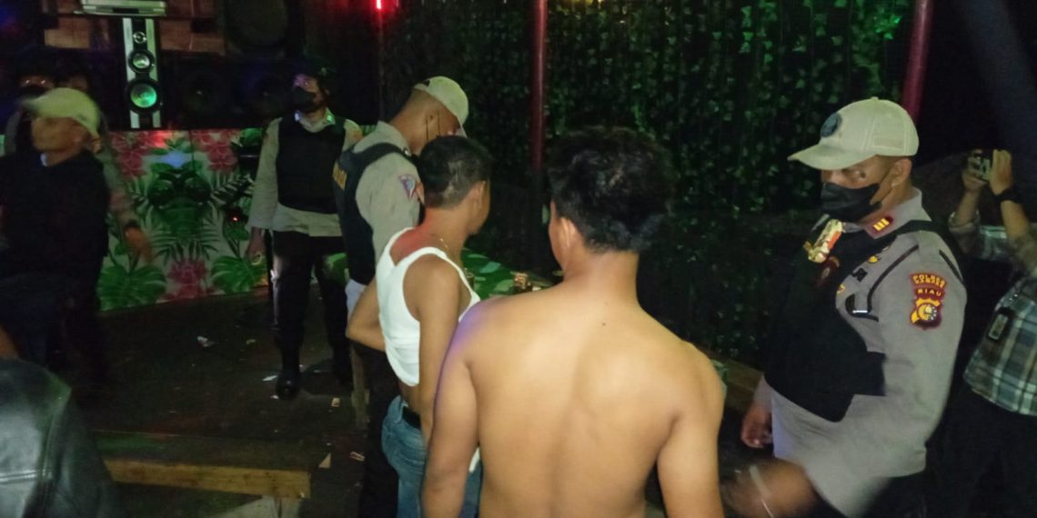 Tim Tembak Polres Kampar Merazia Cafe remang remang di wilayah Desa Sukamulya