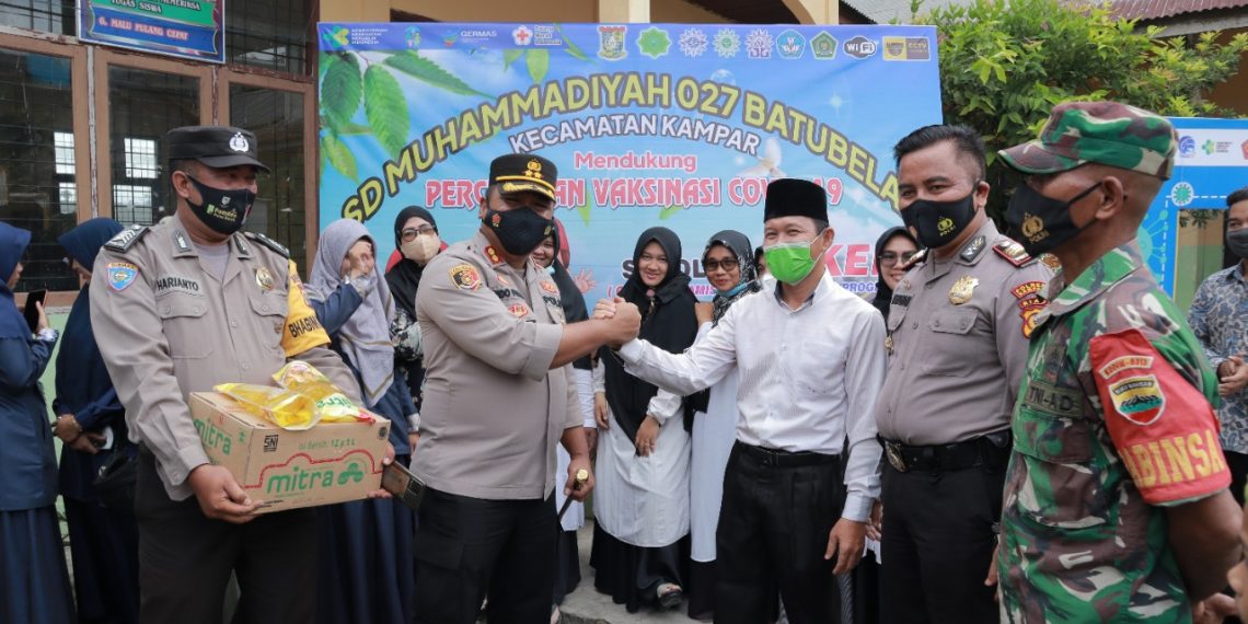 Tinjau Vaksinasi di SDM 027 Batu Belah, Kapolres Kampar Bagikan Bingkisan dan Minyak Goreng