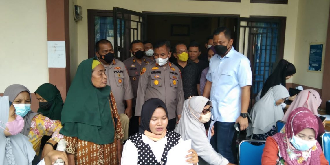 Dirreskrimsus Polda Riau Tinjau Langsung Vaksinasi dan Pembagian BSS di Rumbio Jaya