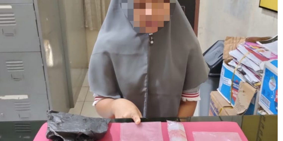 IRT Jadi Pengedar Narkoba di Desa Balam, Pelaku Ditangkap Tim Ojoloyo Satresnarkoba Polres Kampar.