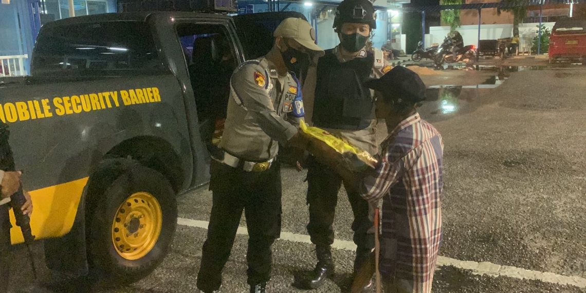 Antisipasi Kejahatan 3C, Tim TEMBAK Polres Kampar Bagi Sembako dan Terapkan Prokes