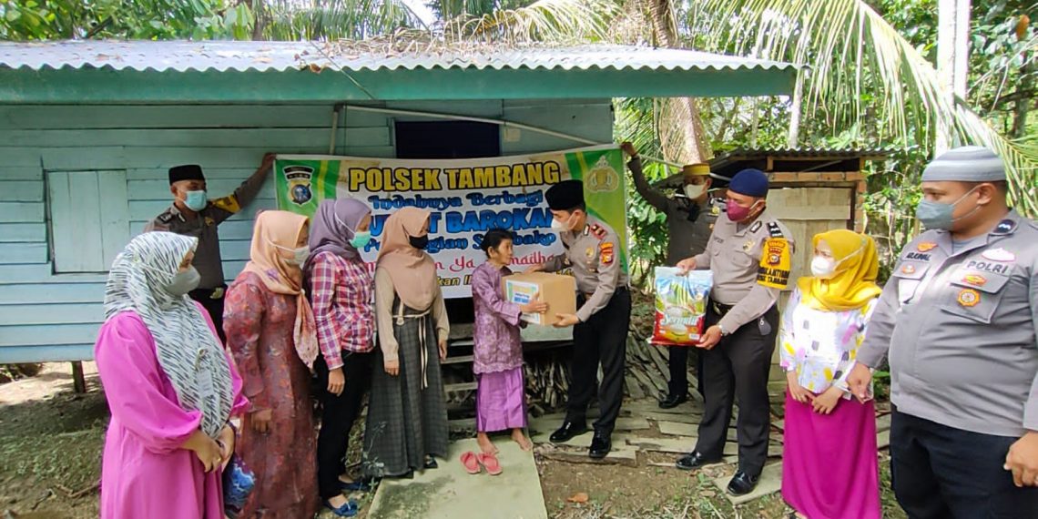 Jumat Berkah, Polsek Tambang Berbagi Sembako Kepada Warga Kurang Mampu