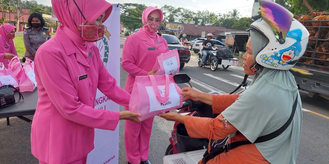 Bhayangkari Cabang Kampar Bagikan Takjil untuk Warga dan Pengendara yang Melintas