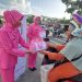 Bhayangkari Cabang Kampar Bagikan Takjil untuk Warga dan Pengendara yang Melintas