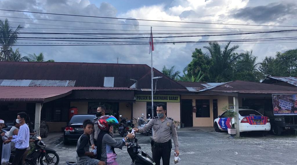 Polsek Bangkinang Barat Bersama Komunitas Subreks Berbagi Takjil Gratis