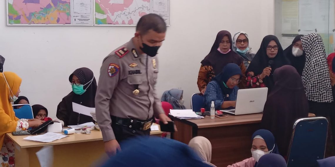 Kapolsek Bangkinang Kota Monitoring Penyaluran Bantuan dari Kemensos RI