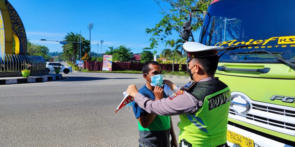 Sat Lantas Polres Kampar Berbagi Masker dan Sampaikan Imbauan Prokes