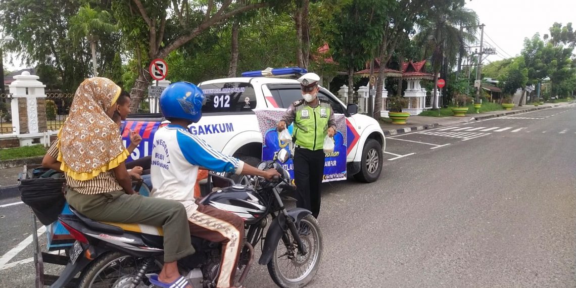 Peduli, Sat Lantas Polres Kampar Berbagi Takjil Gratis